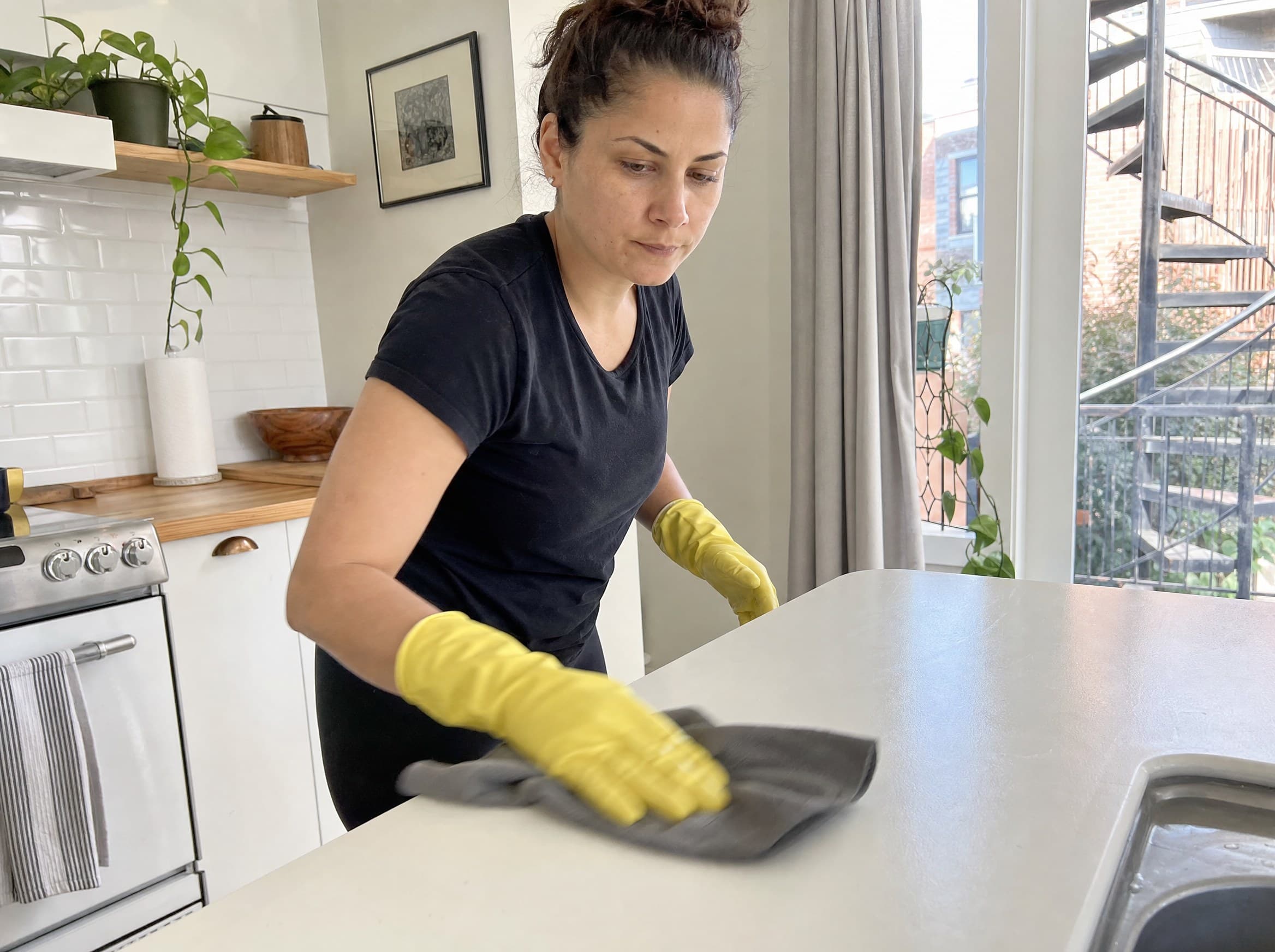 Professional cleaning team member at work in a home in Montreal
