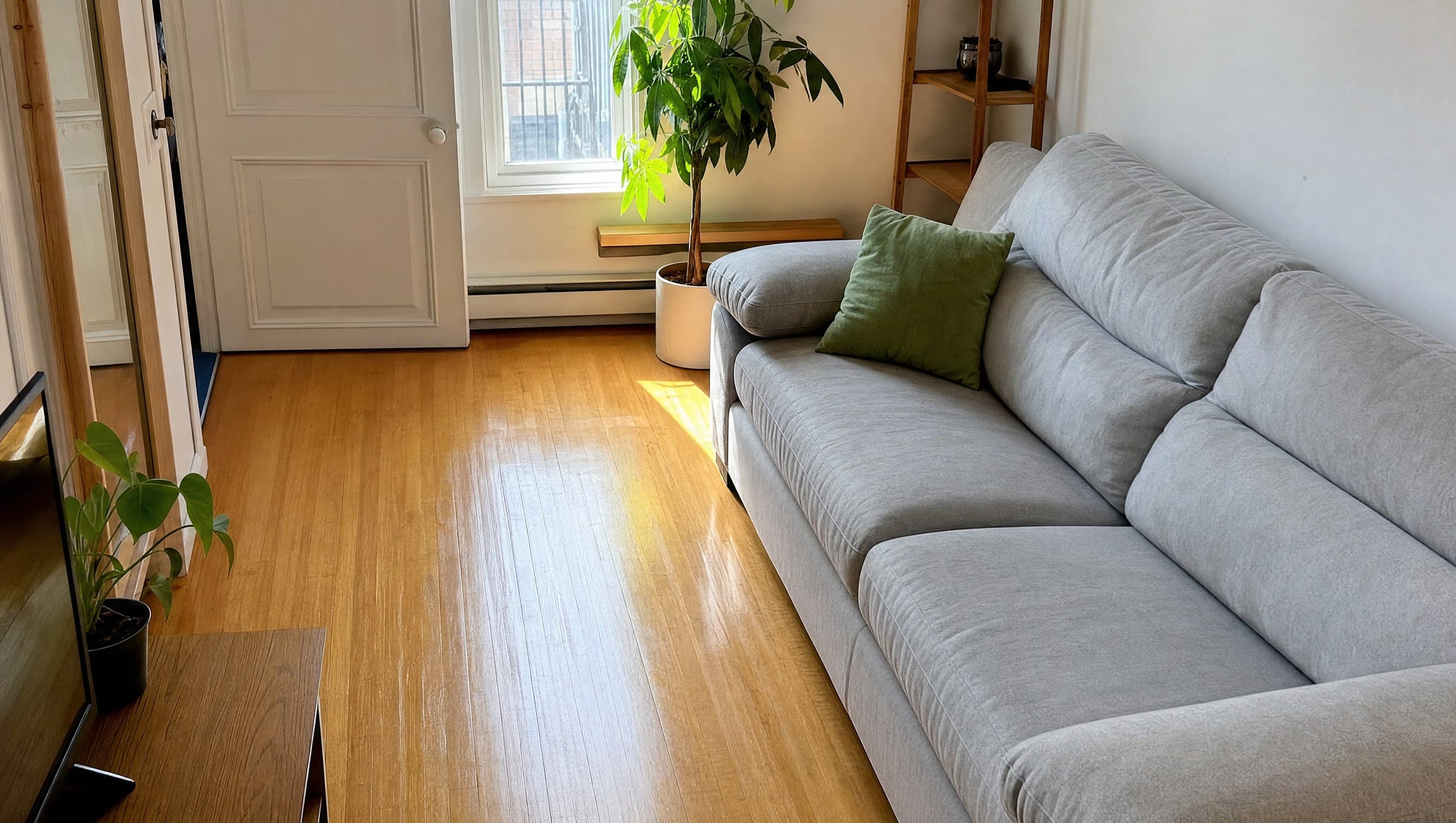 Bright, clean living room after a house cleaning in Montreal